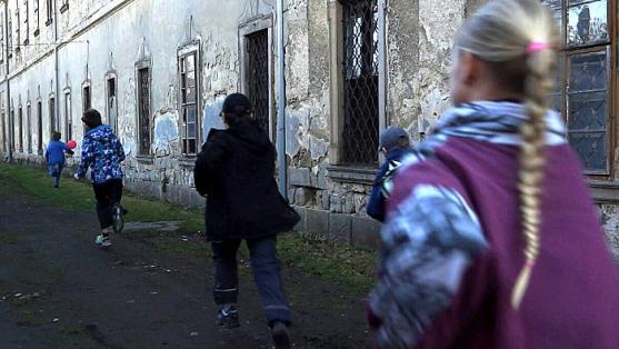 Červený balónek po Policku 