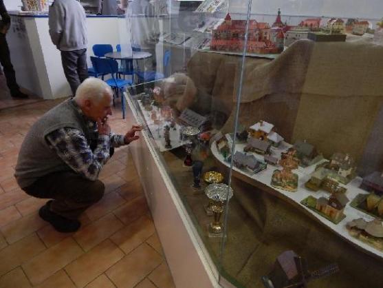 Polické Muzeum papírových modelů otevřelo výstavu z tvorby stavitele modelů 