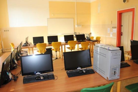 V září 2015 to bude 85 let, co byla v Broumově otevřena první česká škola 