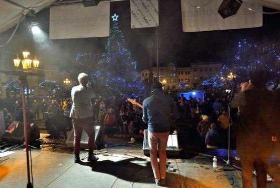 Rozsvícení vánočního stromu v Broumově si nenechaly ujít stovky lidí 