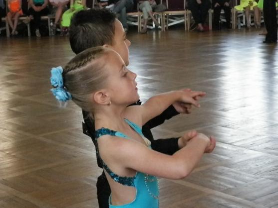 Broumovské taneční páry se zúčastnily dvou soutěží. Vzorně reprezentovaly město a domů si odvezly cenné kovy 