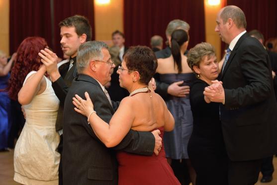 Na Plese města Broumova se kromě tance i žonglovalo. K vidění byla i UV show 