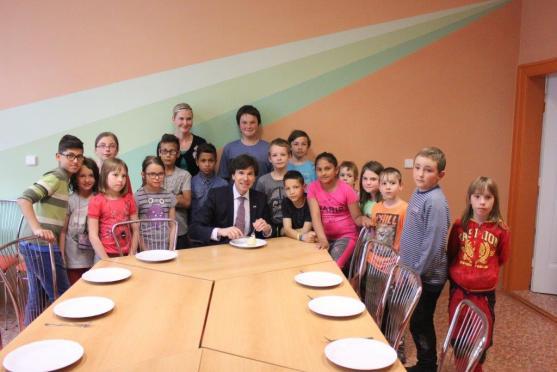 Americký velvyslanec v Broumově navštívil klášter, Masarykovu základní školu a undergroundový klub Eden