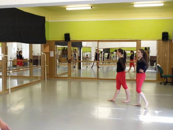 Členky tanečního oboru broumovské umělecké školy jsou po páté ve finále Tanečního učitele roku 