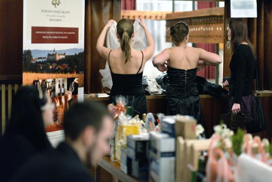 Lee Andrew Davison. Účinkoval ve filmu Šakalí léta, v muzikálu Hair a v sobotu na Plese podnikatelů 