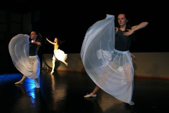 Koncert tanečního oboru ZUŠ Broumov oslavil 15 let práce učitelky a choreografky Heleny Ogriščenkové 