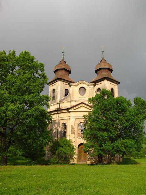 Kostely a kamenné kříže Broumovska očima Lucie Cepkové 