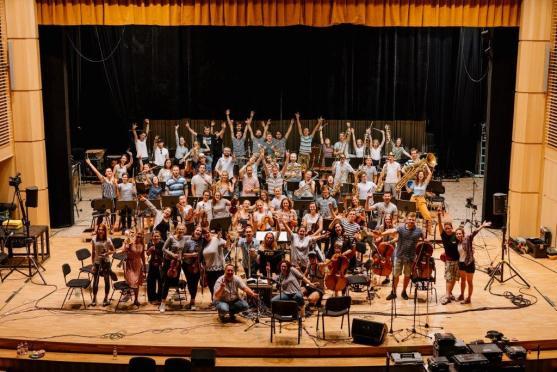 Při koncertním benefičním turné po nádražích muzikanti z Police Symphony Orchestra vybrali pro Plešouny přes sto tisíc korun 