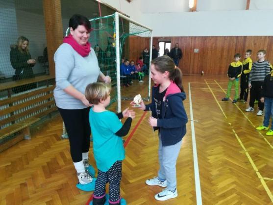 Starší přípravka Slovanu Broumov ukořistila na turnaji ve Vamberku tři poháry 