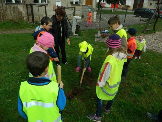 Děti z jetřichovské školy se připojily k jarnímu úklidu Broumovska