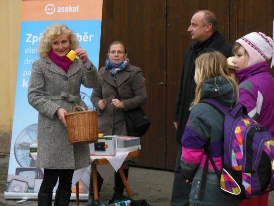V Broumově vylosovali výherce soutěže Darujte si pod stromeček nový mobilní telefon nebo tablet!