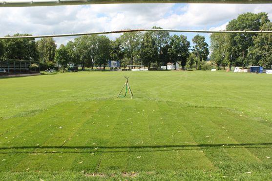 Broumovské fotbalové hřiště má nové hodiny. Poprvé je vyzkouší internacionálové ČR
