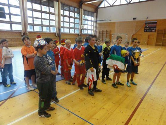 Desátý ročník fotbalového turnaje O pohár 17. listopadu vyhrála broumovská Hradebka. Už po sedmé