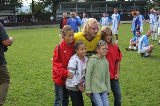 Tým fotbalových legend a herců Arabela pobavil broumovské publikum