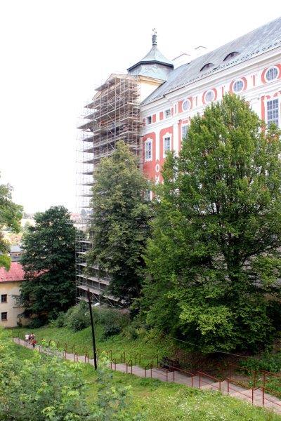 Severní stěna broumovského kláštera dostane novou fasádu