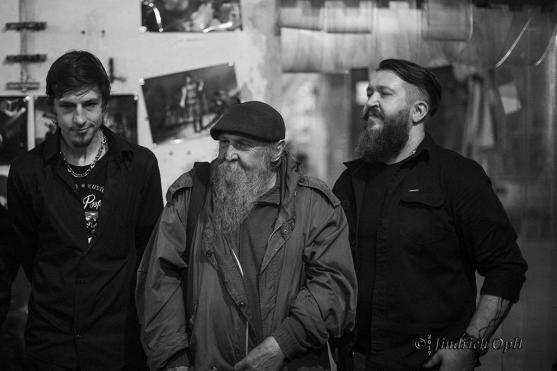 Výstavu Okuje ještě žhavé v undergroundovém klubu Eden uvedl básník Jaroslav Erik Frič