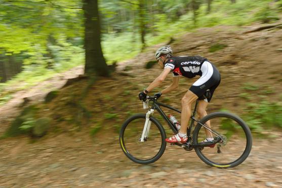 Do cíle cyklistického etapového závodu Specialized MTB Trilogy dorazilo 165 závodníků