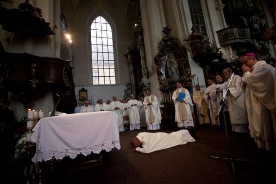 Nový želivský opat převzal požehnání z rukou královéhradeckého biskupa