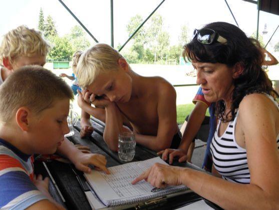 Broumovské mladší žáky na soustředění potrénoval bývalý fotbalový ligový brankář Karel Podhajský