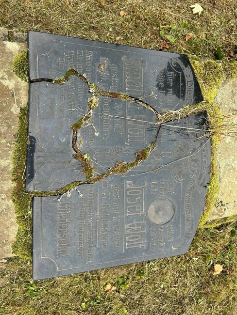 Češi a Němci nacházejí společnou řeč v péči o staré hroby na Broumovsku