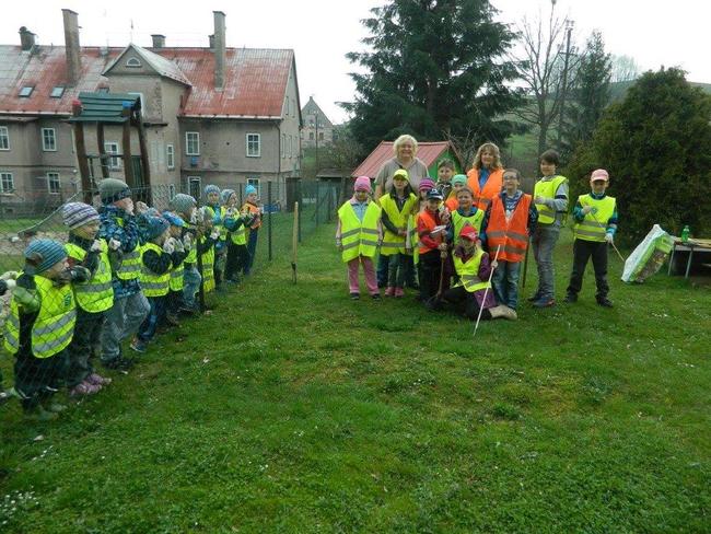 Děti z jetřichovské školy se připojily k jarnímu úklidu Broumovska