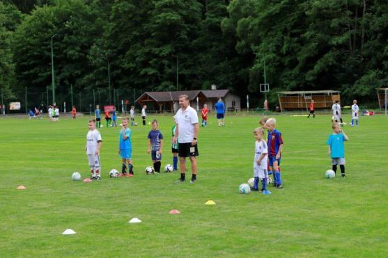 Na fotbalovou školičku přijel legendární sparťan a bývalý reprezentant Horst Siegl 