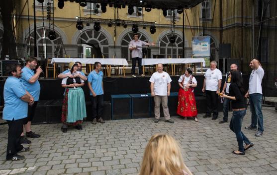 Soutěž českých a polských týmů zahájila sobotní program Broumovské pouti. Vyhrál domácí tým