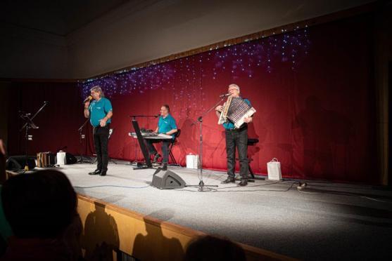 Veselá trojka potěšila zaplněný sál Střelnice