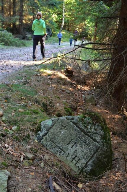 Z Bělého skalami na Junáckou vyhlídku