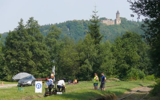 Mistrovství Polska v závodech ručních drezín jeli také Broumováci