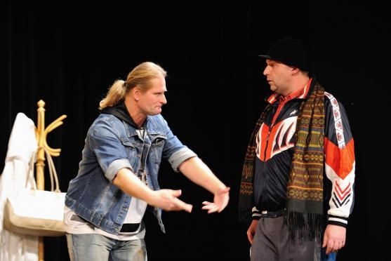 Bláznivou komedii z České Skalice hostilo broumovské divadlo