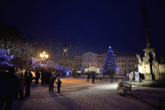 Broumovské náměstí ožilo díky živému betlému