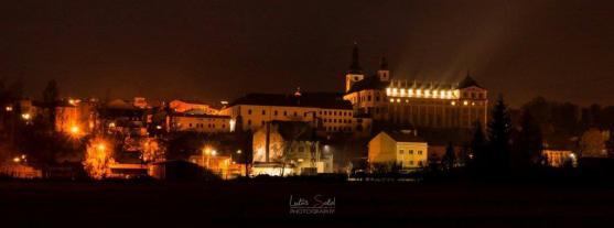 Noční Broumov na fotografiích Lukáše Sokola