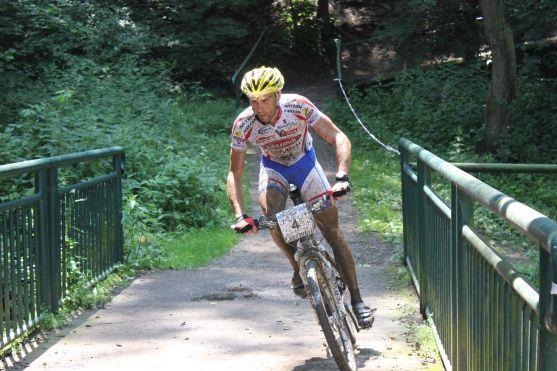 MTB TRILOGY: Po prologu a 1. etapě vede Hruška, druhý Vokrouhlík jel závěr etapy bez sedla