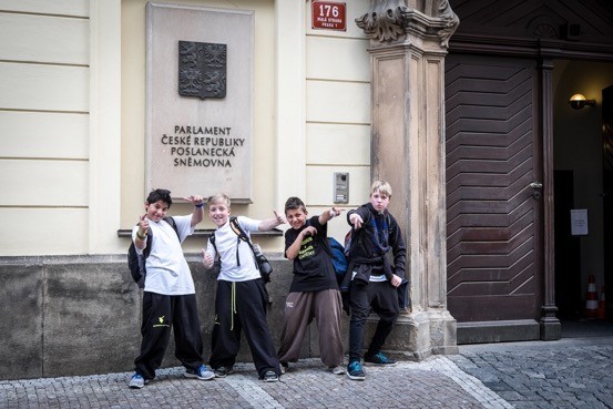 Mladí parkouristé - freeruneři z polického Sokola na promo akci v Poslanecké sněmovně
