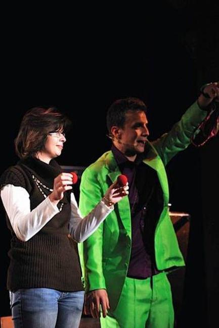 V Broumově vystoupil kouzelník a komik Richard Nedvěd