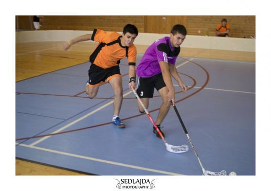 Polický florbalový tým AZ Vrátno vede bez ztráty bodu broumovskou ligu