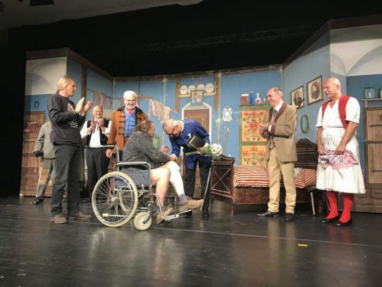 Vstupenky na "Cimrmany" byly vyprodány dříve, než byly vyvěšeny plakáty. Standing ovation následovalo hned po poslední větě herců