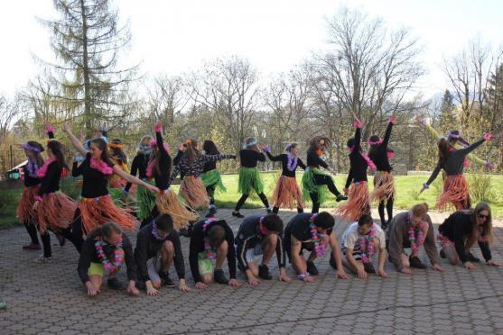 Vzpomínky jim nikdo nevezme. Studenti gymnázia se rozloučili se školou a spolužáky
