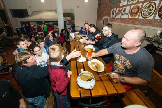 Největší hospoda v mezinárodním Broumovsku? V sobotu to bylo Centrum Walzel