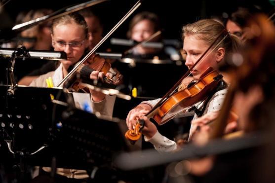 Hvězdy z PSO se snesly do klášterní zahrady. Vznikla tak neopakovatelná tradice venkovních charitativních koncertů 