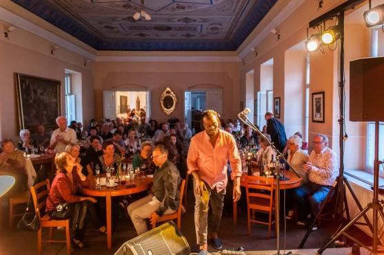 Femi Temowo Trio: Guláš, knedlíky a jazz v posledním předprázdninovém ArtCafé 