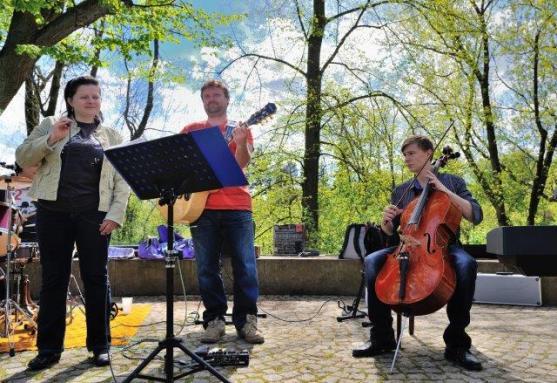 Prosluněné sváteční odpoledne v parku Alejka 