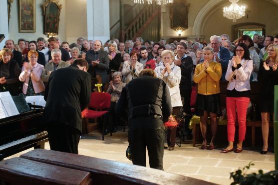 Pavel Šporcl nadchl zaplněný kostel sv. Michaela. Devátý ročník festivalu Za poklady Broumovska byl rekordní v návštěvnosti i výši dobrovolného vstupného 