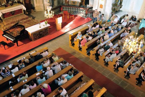 První polovinu festivalu Za poklady Broumovska zakončil koncert klavíristy Karla Vrtišky 