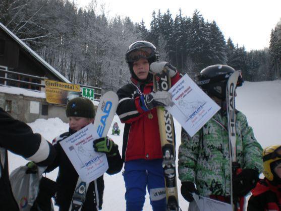 V Teplicích nad Metují startovalo ve veřejném závodě v obřím slalomu 55 mladých lyžařů