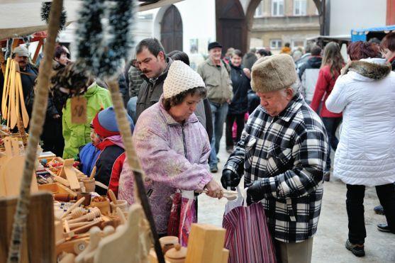 Na Adventním trhu v broumovském klášteře bylo kolem 30 stánků a spousta návštěvníků