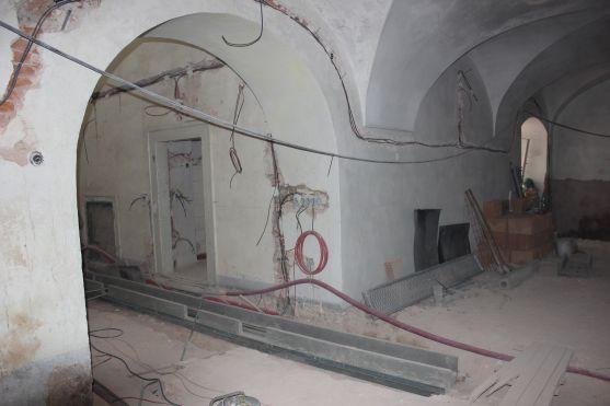 Pět měsíců stavebních prací v broumovském klášteře a jeho zahradě 