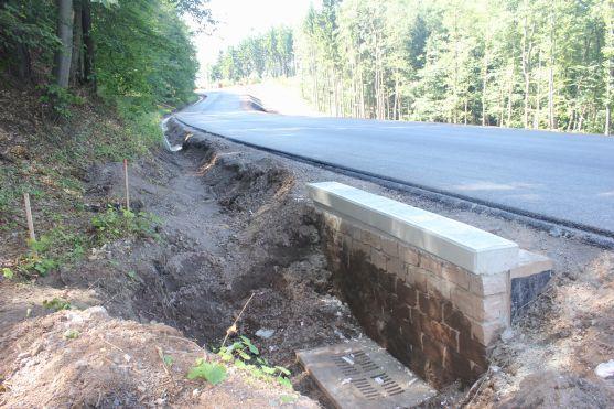 O víkendu stavbaři na silnici přes Pasa položili poslední asfaltovou vrstvu 