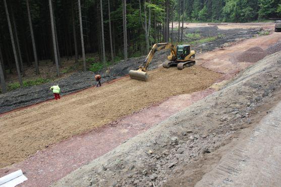 Na silnici přes Pasa se pracuje i o víkendech. Zdržení stavby se neočekává 
